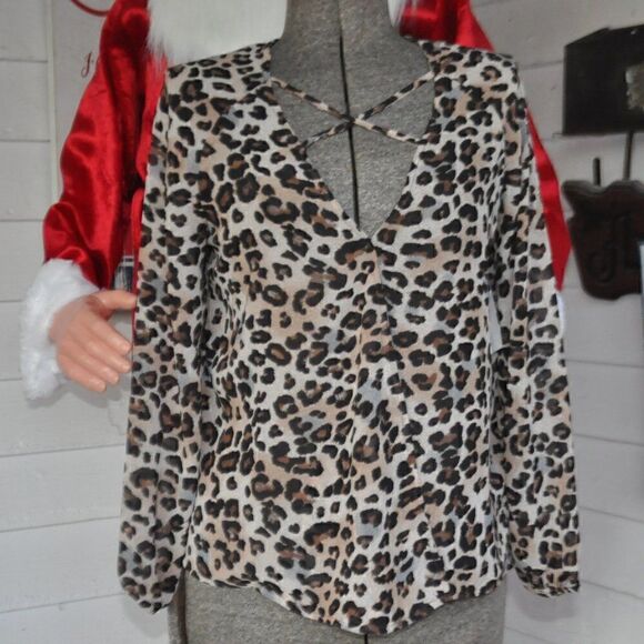 2/$10 MAURICES Animal Print Top w/crisscross neckline Small BUNDLE ONLY - Picture 1 of 2